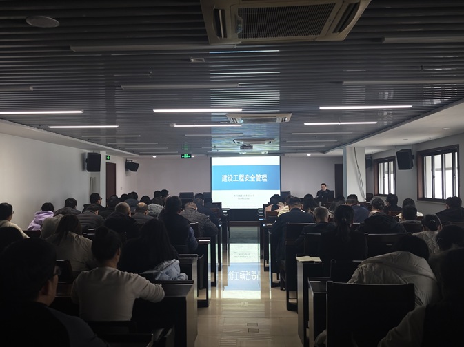 中層干部上講臺(tái)-1.jpg 中層干部上講臺(tái)-1.jpg